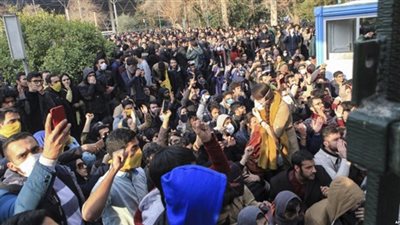 قوات خامنئي تحاول السيطرة على الوضع.. 