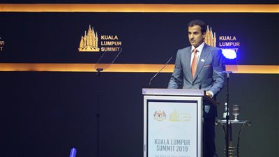 شاهد.. أمير قطر يناقض نفسه في كوالالمبور