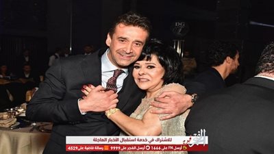 كريم عبد العزيز وإسعاد يونس يلتقطان صورة تذكارية في حفل دير جيست 