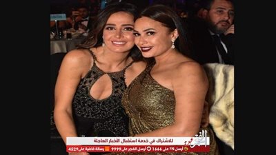 بفستان عاري الصدر.. حلا شيحة تتسلم جائزتها في حفل دير جيست