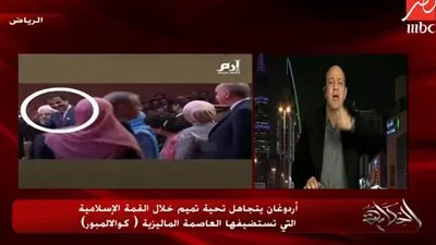 عمرو أديب يهين أمير قطر على الهواء (فيديو)