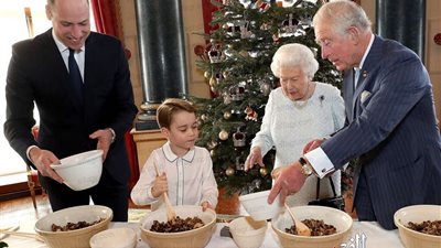 الأمير جورج يُعد حلوى عيد الميلاد مع العائلة المالكة 