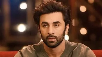 برغم إصابته في مباراة لكرة القدم.. رانبير كابور يلتقط الصور مع المعجبين