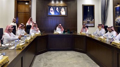 أمير مكة المكرمة بالنيابة يستعرض خطط أمانة محافظة جدة