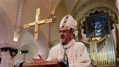 رئيس أساقفة اللاتين بالقدس يحمل الاحتلال مسؤولية تعقيد الأزمة