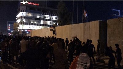 متظاهرون يطوقون مبنى محافظة كربلاء في جنوب العراق