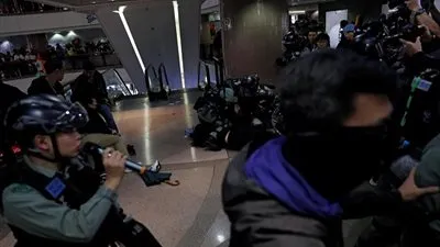 شرطة هونج كونج تطلق الغاز المسيل للدموع لتفريق متظاهري عيد الميلاد