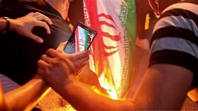 العراق: المحتجون يحرقون العلم الإيراني ويطالبون 