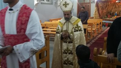 الكنيسة الكاثوليكة واللاتينية تحتشد بالمصلين في قداس عيد الميلاد المجيد بالسويس (صور)