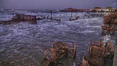 عاجل.. غرق شوارع ومحال وتوقف حركة الصيد في دمياط (صور)