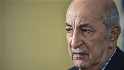 شاهد.. الرئيس الجزائري ينحني أمام جثمان رئيس الأركان قايد صالح