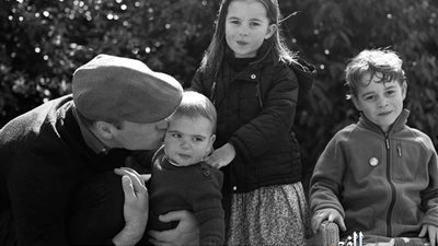 احتفالا بعيد الميلاد.. الأمير ويليام يُقبل الأمير لويس في صورة عائلية 