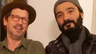 خالد النبوي برفقة المخرج بيتر ويبر في كواليس مسلسل 