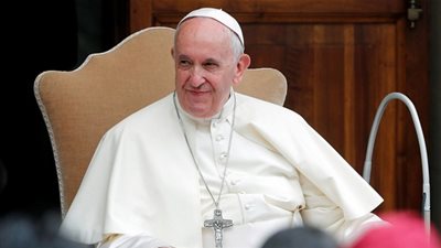 البابا يدافع عن المهاجرين ويدعو للسلام في رسالة عيد الميلاد