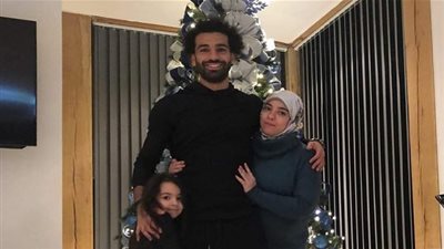 محمد صلاح يحتفل بالكريسماس رفقة زوجته وابنته