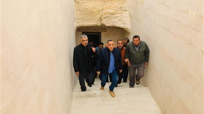 وزيري يتفقد أعمال ترميم هرم زوسر المدرج (صور)