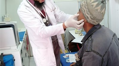 فحص ٢٢٠٠ مواطن في قافلة طبية بدمياط 