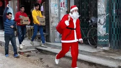 شاب يجوب شوارع الغربية لتوزيع هدايا رأس السنة