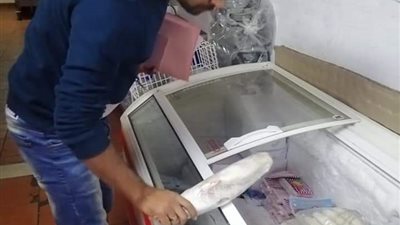 غلق 3 منشآت وإعدام نصف طن أغذية فاسدة بالبحر الأحمر