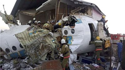 مقتل وجرح العشرات إثر تحطم طائرة بعد إقلاعها في كازاخستان