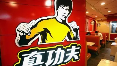 دعوى قضائية تعيد نجم الكونغ فو بروس لي إلى الساحة مجددًا بعد رحيله