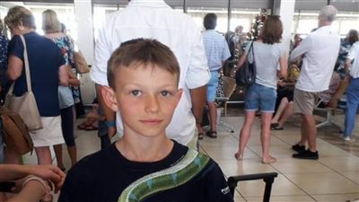 ثعبان ضخم يتسبب في منع طفل من صعود الطائرة!