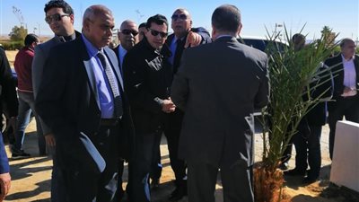 وزير الشباب يبدأ زيارته إلى الوادي الجديد بزراعة نخلة (صور)