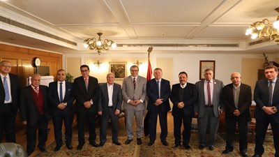 وزيران يبحثان مع رؤساء النقابات العامة تعديلات قانون قطاع الأعمال