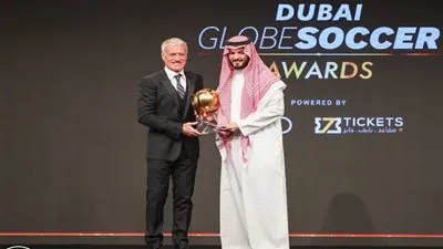 الهلال يتوج بجائزة أفضل نادٍ عربي وحمدالله أحسن لاعب