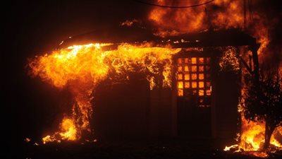 حرائق الغابات تهدد مقصدا سياحيا جنوب شرقي أستراليا