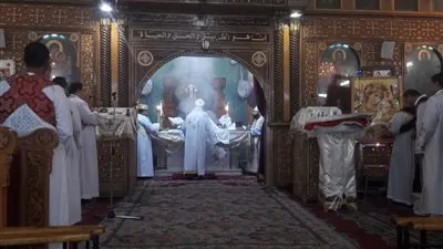 آلاف الأقباط يؤدون قداس رأس السنة بكنائس السويس (صور)