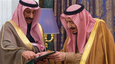 خادم الحرمين يتسلم قلادة 