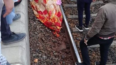 عاجل.. مصرع سيدة ورضيعها أسفل عجلات القطار في كفر الزيات (صور)