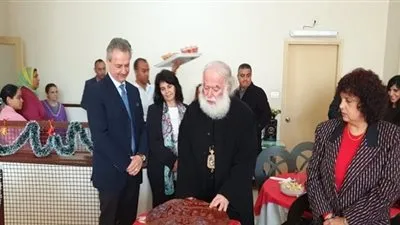 البابا ثيودروس يحتفل مع نزلاء دار المسنين بكعكة الفاسيلوبيتا