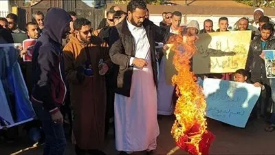 ليبيون يحرقون العلم التركي ويرفعون 