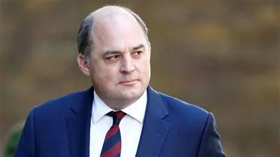 وزير الدفاع البريطاني يدعو كل الأطراف لتهدئة الوضع بالمنطقة