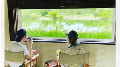 هيلاري داف وماثيو كوما يقضيان شهر العسل في رحلة سفاري أفريقية