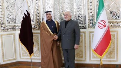 علم قطر باللون الأسود حدادا على مقتل الإرهابي 