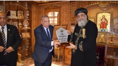رئيس النيابة الإدارية يزور البابا تواضروس للتهنئة بعيد الميلاد