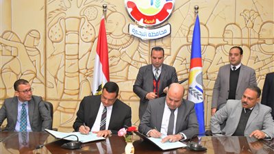 محافظ البحيرة يوقع بروتوكولا مع الاتصالات لتنفيذ مشروع التحول الرقمي (صور)