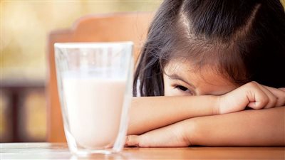 منها الشعور بالتعب وحب الشباب .. 9 علامات تنذر بخطورة تناول الحليب 