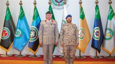 رئيس الأركان السعودية يلتقى بنظيره البريطاني ويقلده بـ