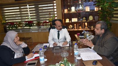 محافظ أسوان يستعرض إجراءات تنفيذ مشروع التحول الرقمي