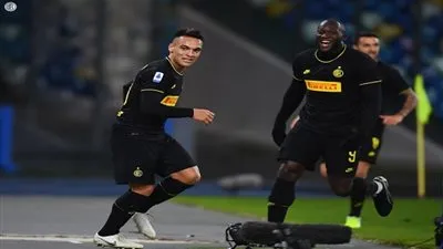 إنتر ميلان يضرب نابولي بثلاثية ويستعيد الصدارة