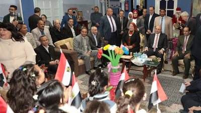 محافظ بني سويف يزور أطفال دار الأيتام بكنيسة الأورام (صور)