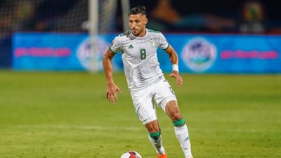 يوسف البلايلي أول جزائري وسادس عربي يتوج بجائزة أفضل لاعب داخل إفريقيا