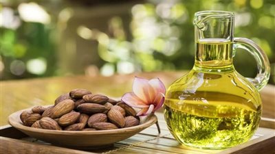 جربي وصفات زيت اللوز للحصول على بشرة رطبة في الشتاء