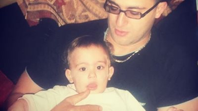 أحمد السقا ينشر صورة نادرة له برفقه ابنه ياسين