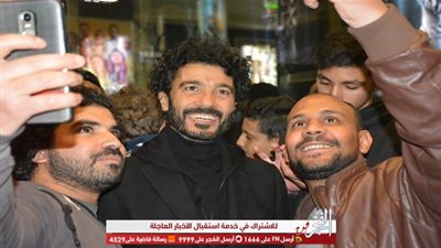 خالد النبوي مع جمهوره من داخل السينما (صور)