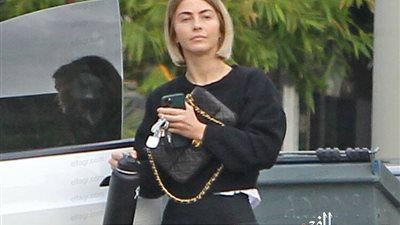 جوليان هوج تتخلى عن خاتم زفافها.. وانتشار شائعات عن الطلاق 